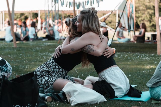 Yoga und Musik Festival, Rise Festival Deutschland Bad Kissingen, zwei Frauen umarmen sich