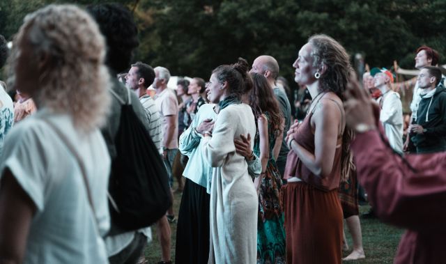 Rise Festival Deutschland, Yoga und Musik Festival, Menschen vor der Bühne